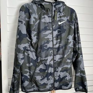 Nike Dri Fit Windbreaker  l lightweight Camo print new with tags